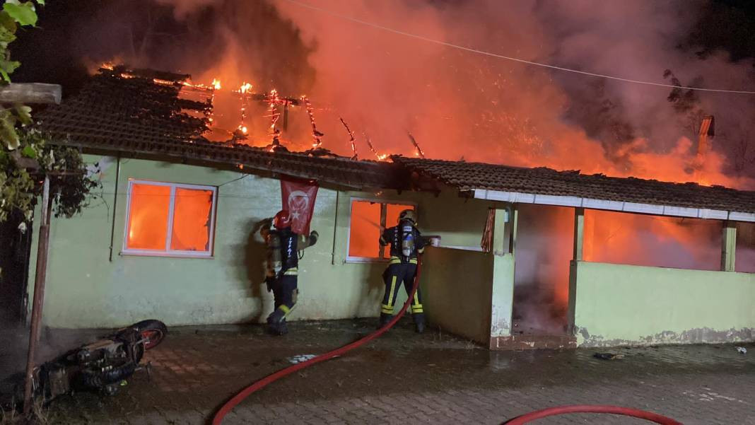 Kocaeli'de ‘pes’ dedirten olay: Alkol alıp, annesi de içerideyken evi ateşe verdi - Resim: 7